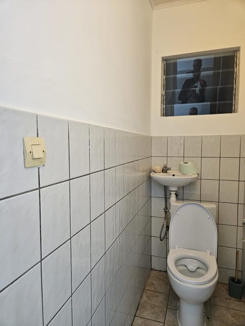 Salle de bains de la Villa Cœur des laves à R'marine439 BnB, Sainte Rose, Réunion avec toilettes et lavabo