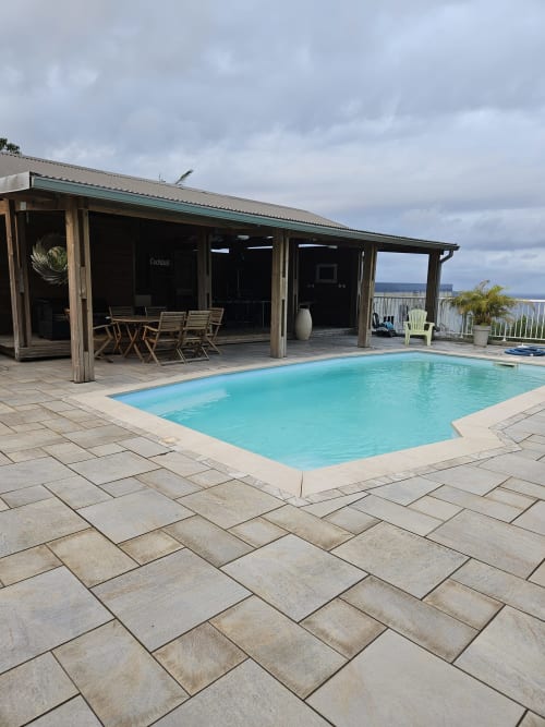 Villa de luxe avec piscine à débordement aux eaux turquoises, vue océan et pavillon couvert à R'marine439 à Sainte-Rose
