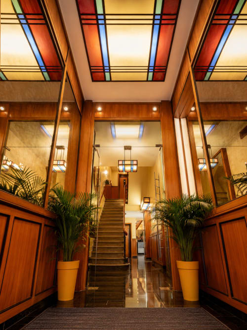 Hall d'entrée de l'Hôtel De La Poste à Esch-sur-Alzette avec plafond art déco, boiseries et escalier