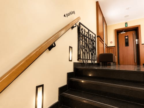Escalier contemporain aux marches noires et rampe en bois à l'Hôtel De La Poste, Esch sur Alzette, menant aux étages