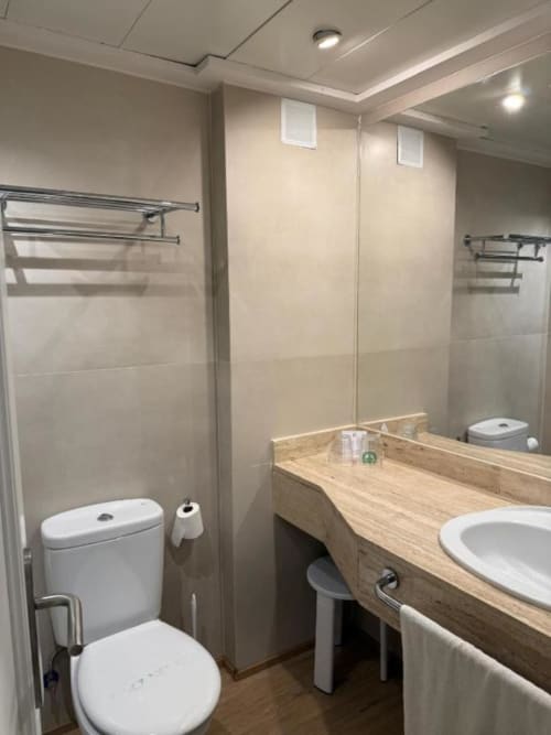 Modern bathroom in Rentalaya's 2-bedroom apartment, Peñíscola, with vanity, toilet, shower, and tiled walls