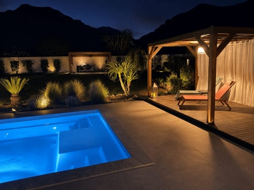 Piscine chauffée et pergola en bois avec transats à la Villa Cinto, Vallée d'Asco, Corse de nuit