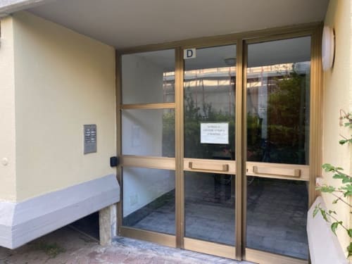 Ingresso dell'appartamento Verde Smeraldo presso La Casetta dei Ronchi, Marina di Massa con porte in vetro e moderna vista dell'interno