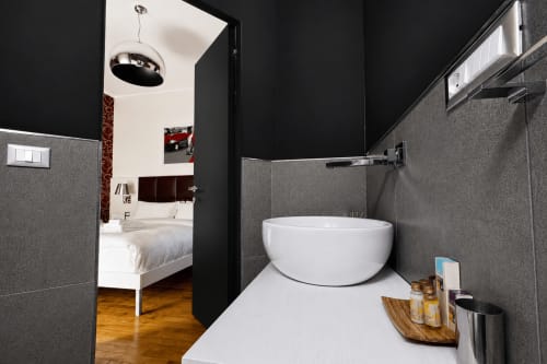 Bagno moderno con vasca bianca presso il B&B Pellicano Guest House, Reggio Calabria, Italia