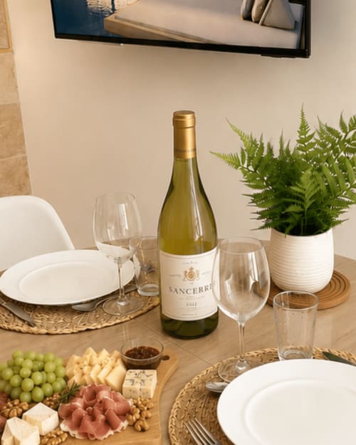 Table élégante à L'Escapade avec vin de Sancerre, plateau de fromages et couverts