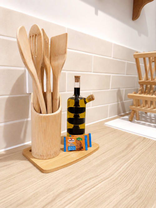 Présentoir de cuisine à l'hôtel L'Escapade avec porte-ustensiles en bois, bouteille d'huile d'olive et biscuits au chocolat