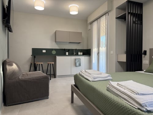 Appartamento Verde Smeraldo a Marina di Massa con letto, angolo cottura, poltrona e vista mare presso La Casetta dei Ronchi