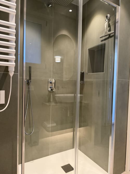 Moderna cabina doccia in vetro con soffione pioggia nell'appartamento La Casetta dei Ronchi, Marina di Massa