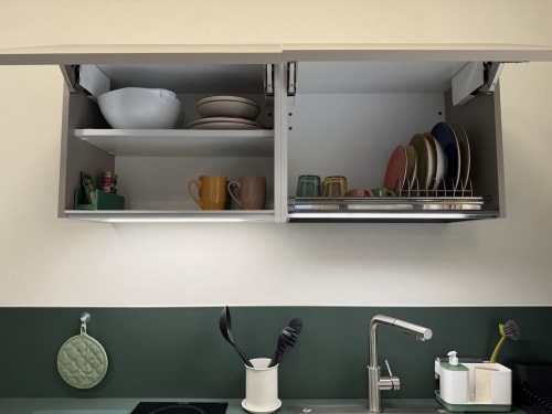 Credenza della cucina con stoviglie e pentolame nell'appartamento La Casetta dei Ronchi, Marina di Massa