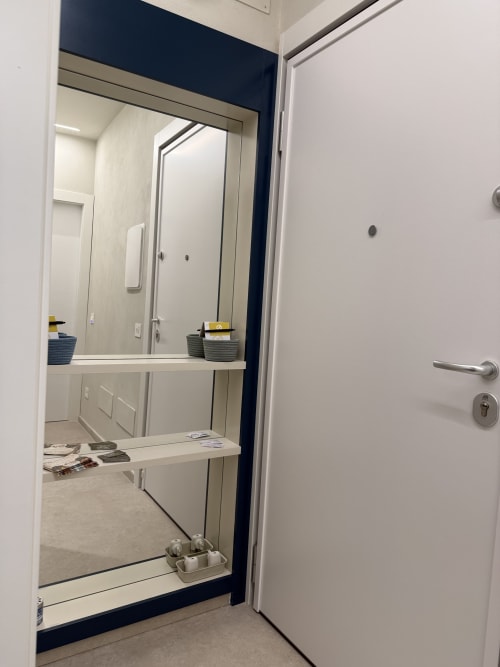 Moderno bagno con ampio specchio e scaffalature nell'appartamento La Casetta dei Ronchi, Marina di Massa