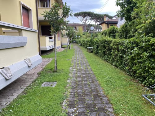 Sentiero del giardino tra gli edifici residenziali di La Casetta dei Ronchi, Marina di Massa Italia