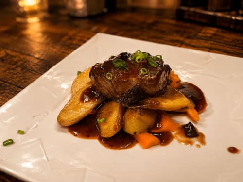 Steak servi avec pommes de terre rôties et légumes à l'Auberge Restaurant La Source Bleue de Cusance