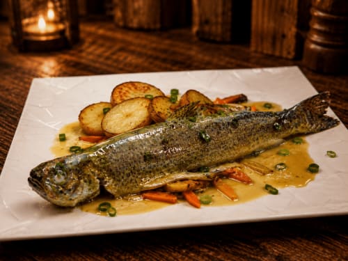 Truite rôtie entière avec pommes de terre rôties et sauce à l'Auberge La Source Bleue à Cusance