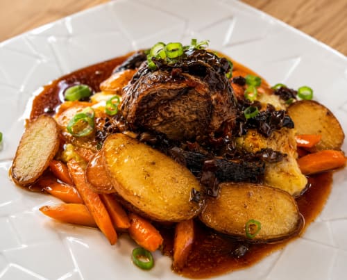 Boeuf braisé avec pommes de terre rôties et carottes à La Source Bleue, Cusance