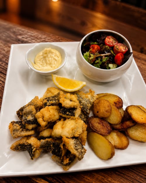 Calmars frits avec pommes de terre rôties, aïoli et salade à l'Auberge La Source Bleue, Cusance