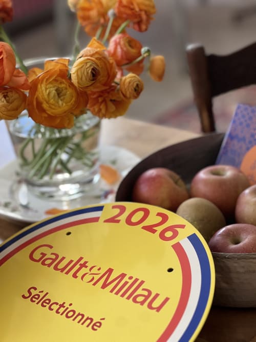Assiette Gault Millau avec renoncules orange et pommes fraîches à La Maison d'Ambronay, Ambronay