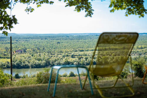 Vue pittoresque de la vallée et de la rivière depuis l'espace détente du gîte Le Paradis de Lucile, à La Roche Guyon près de Giverny