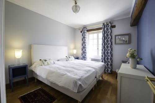 Chambre La Mairie au Domaine Chapelle B&B, La Chapelle-la-Reine, avec lits jumeaux et murs lavande