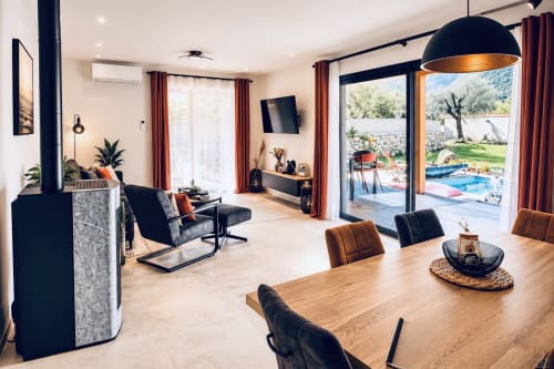 Spacieuse villa moderne avec vue sur la piscine, salle à manger, salon confortable et terrasse extérieure aux Villas Vallée d'Asco
