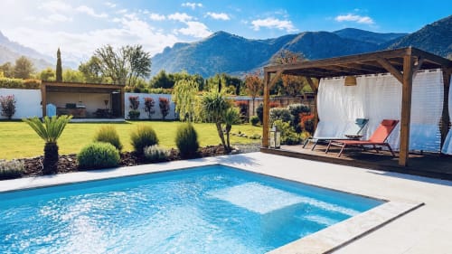Villa de luxe avec piscine, vue sur les montagnes, espace lounge et jardins aménagés en Corse