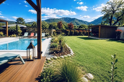 La piscine chauffée et la pelouse impeccable de la Villa Cinto avec vue sur les montagnes, Corse