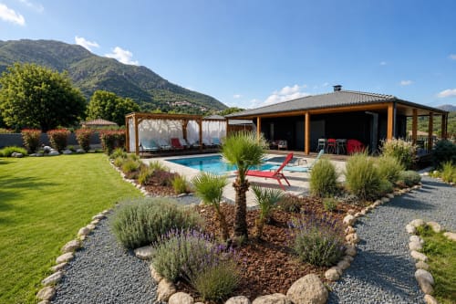 Villa corse luxueuse avec piscine chauffée, architecture moderne, jardins paysagés avec lavande et palmiers, vue montagne