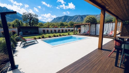 Villa corse de luxe avec piscine chauffée, terrasse bois, vue sur les montagnes, transats et patio couvert