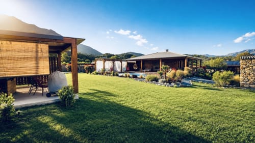 Villa corse de luxe aux pelouses impeccables, pergolas en bois et vues montagne à Villas Vallée d'Asco à Moltifao