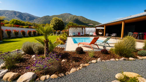 Villa corse de luxe avec piscine chauffée, transats et jardins aménagés avec vue sur les montagnes à Moltifao