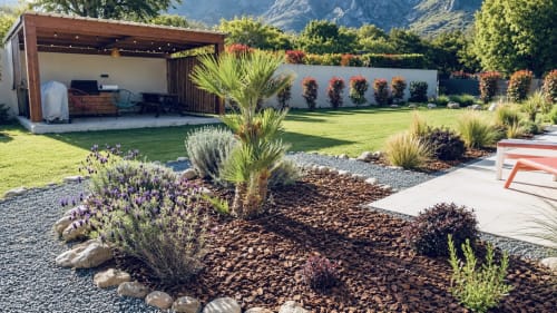 Villa contemporaine avec jardin paysager, zone de détente, palmiers, lavande et vue sur les montagnes en Corse