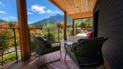 Terrasse de villa corse avec vue sur les montagnes, salon de détente et plafond en bois à Villes Vallée d'Asco
