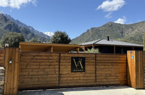 Villa moderne en bois avec toiture métallique nichée dans les montagnes corses, Villas Vallée d'Asco