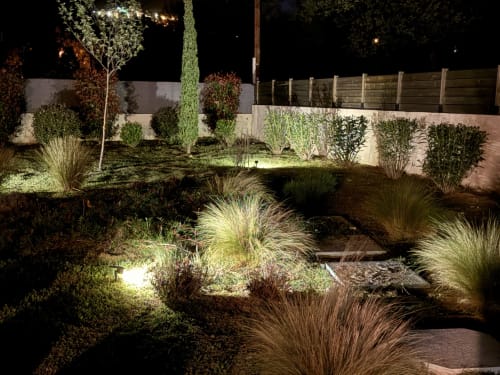 Jardin nocturne des Villas Vallée d'Asco en Corse, avec graminées ornementales, éclairage d'ambiance et aménagement paysager moderne