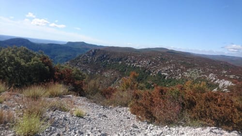 Hôtel Du Rocher Le Caylar : Paysage rocheux avec végétation méditerranéenne et vue panoramique montagnarde