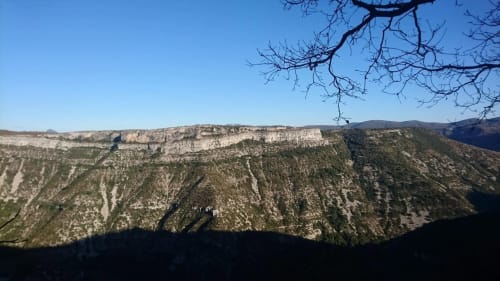 Paysage spectaculaire de falaises rocheuses et gorge forestière près de l'Hôtel Du Rocher au Caylar, France