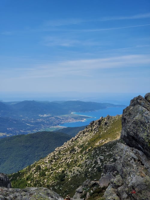 Vue panoramique des montagnes rocheuses surplombant les lacs turquoise et les vallées côtières près de Propriano, Corse