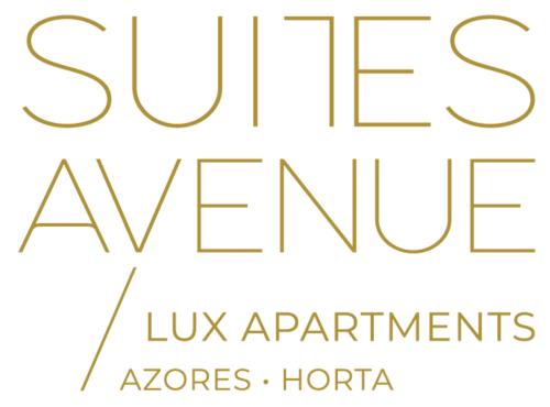 Logótipo Suites Avenue Lux Apartments em texto dourado, localizado em Horta, Açores