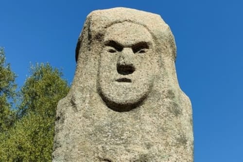 Buste en sculpture de pierre sur ciel bleu dégagé, Résidence Terra Théa, Propriano
