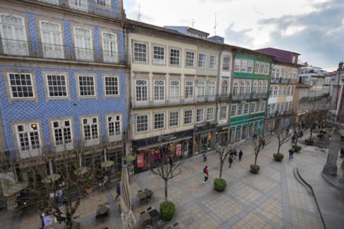Praça histórica de Braga com edifício azulejado e arquitetura portuguesa tradicional perto da Casa Augusta hostel