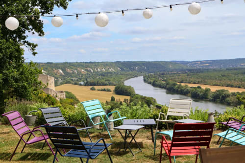 Chaises longues colorées avec vue sur la vallée fluviale au Paradis de Lucile, La Roche Guyon près de Giverny