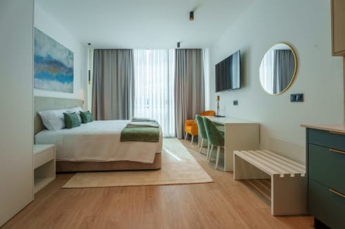 Suíte moderna no Suites Avenue Lux Apartments em Horta com cama queen, escrivaninha e varanda com vista para o oceano