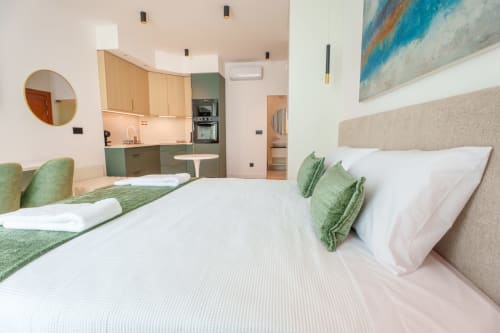 Apartamento estúdio moderno em Suites Avenue Lux com duas camas, kitchenette e decoração contemporânea em Horta