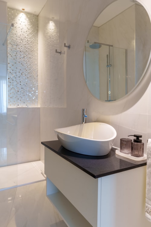 Banheiro moderno do Suites Avenue Lux Apartments em Horta com cuba redonda, espelho circular e chuveiro com azulejos em mosaico