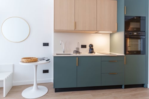 Cozinha moderna no Suites Avenue Lux Apartments em Horta com armários verde sálvia, móveis superiores em madeira clara e