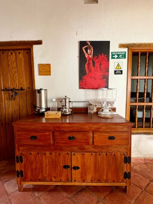 Aparador de madera con servicio de café en el hotel boutique Casa Gerar Filigrana en Mompox, Colombia