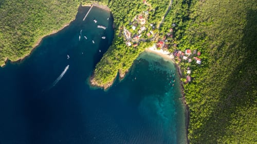 Vue aérienne d' Anse Dufour et d'anse Noire aux eaux turquoise,  près de Fort-de-France, Martinique