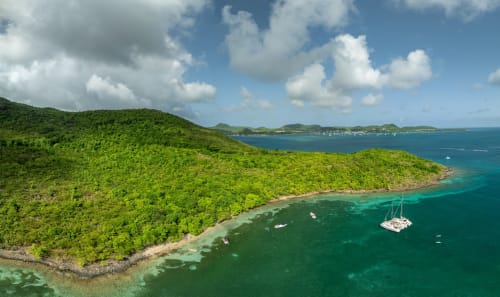 Vue côtière tropicale avec collines verdoyantes, eaux turquoise et voiliers près de Fort-de-France, Martinique