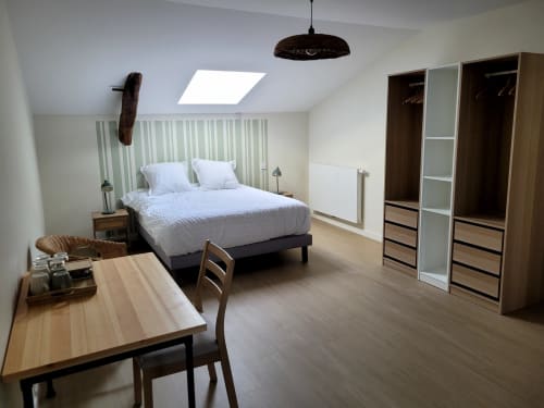 Chambre spacieuse au Clos de la Touche à Cheillé avec lit queen, armoire moderne, bureau et puits de lumière