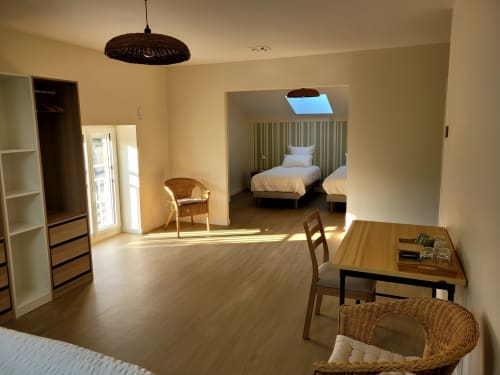 Chambre spacieuse au Clos de la Touche à Cheillé, meublée avec soin, lumière naturelle abondante et climatisée
