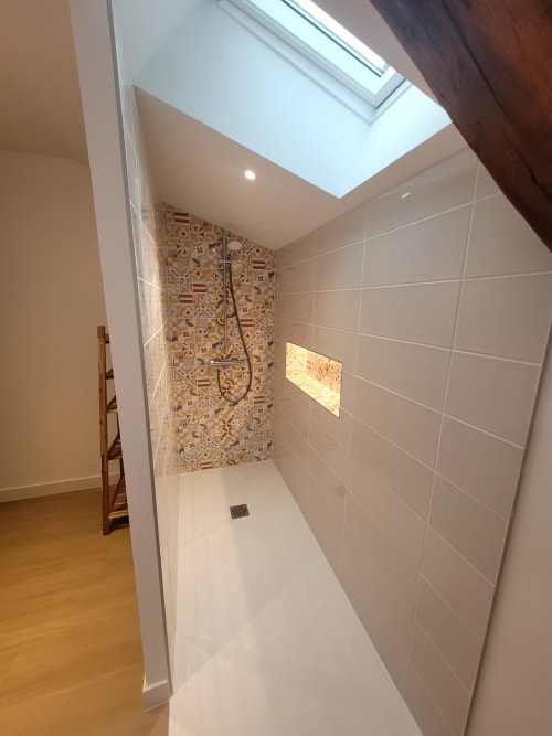 Salle de douche moderne avec mur d'accent en carrelage motifs et puits de lumière au Clos de la Touche, Cheillé